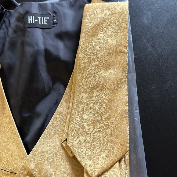 NWT Men’s vest set with tie, cuff links & handkerchief. - Picture 3 of 8